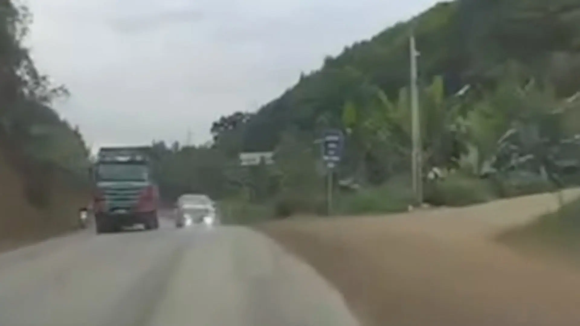 Ô tô lấn làn vượt ẩu tại khúc cua gây tai nạn